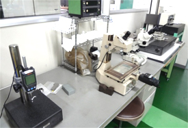 由左至右，高度计，工具显微镜，实体显微镜，表面粗糙度测量仪，比重计